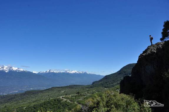 Observando a paisagem no início da subida ao Cerro Piltriquitrón, em El Bolsón, na Argentina
